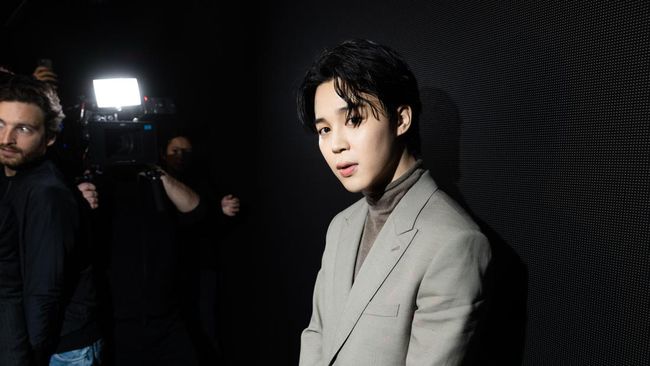 Dalam siaran langsung, Jimin BTS mengumumkan sendiri sedang menyiapkan album solo dan direncanakan rilis Maret 2023.