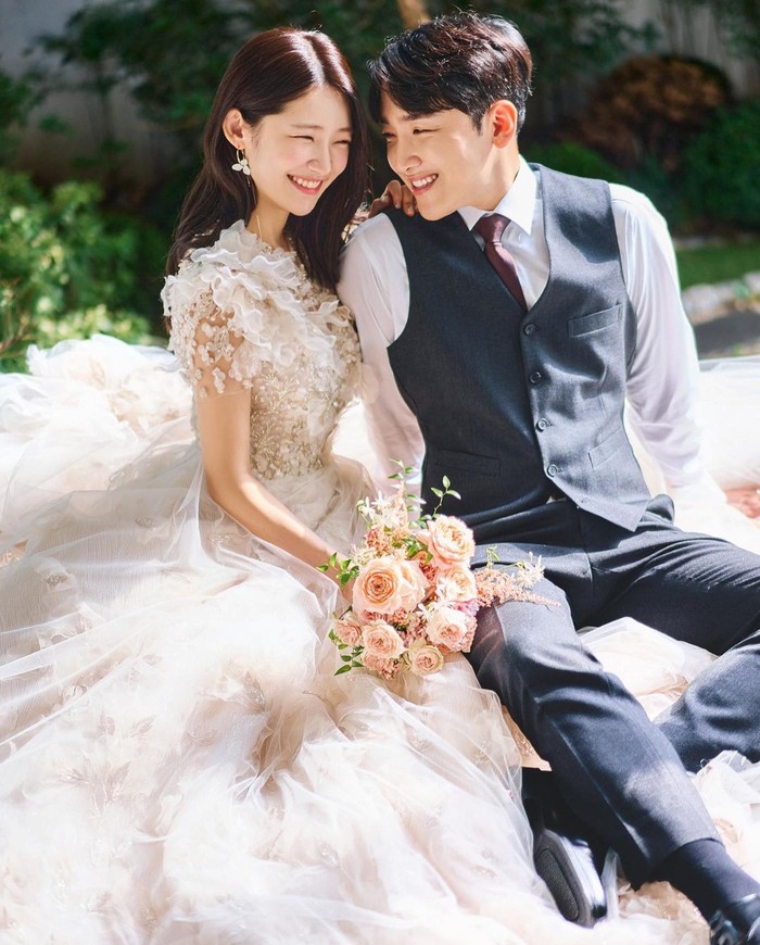 Kalau di foto ini, tatapan mata Minhyuk ke Yukika terasa sangat dalam kan Beauties? Well, selamat atas pernikahannya untuk Yukika dan Minhyuk!/ Foto: soompi.com