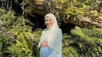 <p>Kesha Ratuliu sebentar lagi akan dikaruniai anak kedua. Istri Adhi Permana Putra ini menjalani kehamilan keduanya di bulan Ramadan, yang artinya ia juga akan merayakan Lebaran saat sedang hamil anak kedua. (Foto: Instagram @kesharatuliu05)</p>