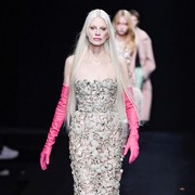 Supermodel Terjatuh di Fashion Show, Brand Dikritik dan Model Masih Di-bully! di Mana Empati?