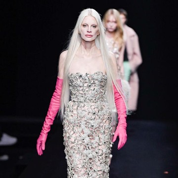 img-title Supermodel Terjatuh di Fashion Show, Brand Dikritik dan Model Masih Di-bully! di Mana Empati?