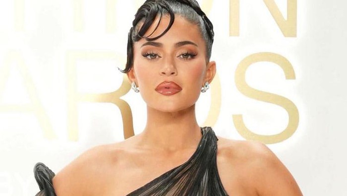 Kylie Jenner Tunjukkan Foto Gemas Sekaligus Umumkan Nama 'Baru' Anak Kedua Kylie Jenner Tunjukkan Foto Gemas Sekaligus Umumkan Nama 'Baru' Anak Kedua