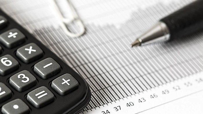 Diseconomies of scale terjadi saat biaya per unit meningkat saat produksi bertambah. Pelajari penyebab dan dampaknya untuk pertumbuhan bisnis berkelanjutan.