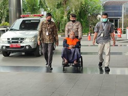 Pakai Sarung, Lukas Enembe Tiba di KPK untuk Jalani Pemeriksaan