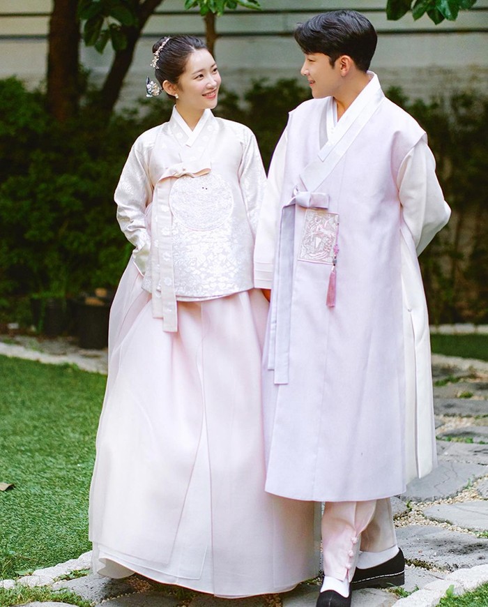 Merupakan pasangan 'beda negara', dua penyanyi ini tampak serasi mengenakan hanbok tradisional Korea Selatan./ Foto: soompi.com