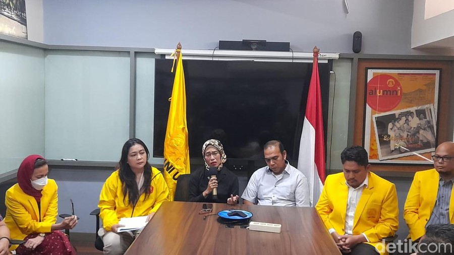 Orang tua Hasya Attalah Syaputra, korban tewas kecelakaan menggelar konferensi pers bersama ILUNI FHUI. Orang tua Hasya Attalah Syaputra, korban tewas kecelakaan menggelar konferensi pers bersama ILUNI FHUI.