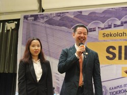 So Sweet! Pasangan Ini Lulus Doktor di ITS Bareng & Cum Laude