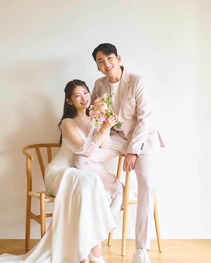 Pasangan penyanyi ini tampaknya memang menyukai sesuatu yang sederhana namun bermakna. Seperti dalam foto ini, konsep sederhana yang diambil justru menonjolkan aura kebahagiaan mereka merdua. Beauties setuju?/ Foto: soompi.com