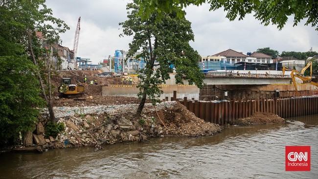 Salah satu warga terdampak di Bidara Cina bercerita soal proses pemberian kompensasi sehingga bangunan mereka digusur untuk proyek sodetan Ciliwung.