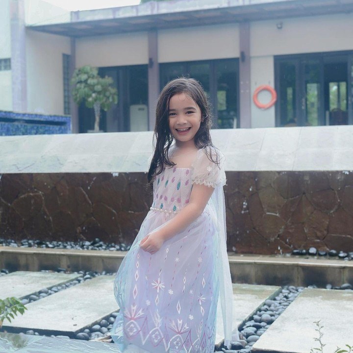 <p>Meski terlihat tomboy di arena berkuda, Raqeema juga kerap didandani dengan busana feminin, Bunda. Ia bahkan terlihat cantik ketika mengenakan gaun bernuansa biru dan putih. (Foto: Instagram: @nsyakieb85)</p>