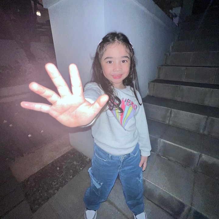 <p>Raqeema juga tampil menggemaskan dengan sweater dan celana jeans nih, Bunda. Sepatu kasual pun menyempurnakan tampilannya. (Foto: Instagram: @nsyakieb85)</p>