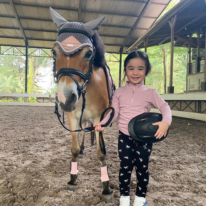 <p>Dalam salah satu foto, Raqeema mengenakan baju pink dan celana hitam. Kuda yang ia tunggangi juga mengenakan atribut dengan warna senada. (Foto: Instagram: @nsyakieb85)</p>