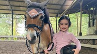 7 Potret Raqeema Anak Nabila Syakieb, Terlihat Fashionable saat Berkuda