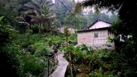 <p>Kampung Cipendok, Desa Karang Tengah, Kecamatan Cilongok, Kabupaten Banyumas, Jawa Tengah, diketahui hanya memiliki terdiri dari dua rumah saja, Bunda. Dari dua rumah tersebut, hanya satu rumah yang ditinggali oleh penduduk, yakni rumah Bapak Slamet. (Foto: YouTube Jejak Bang Ibra)</p>