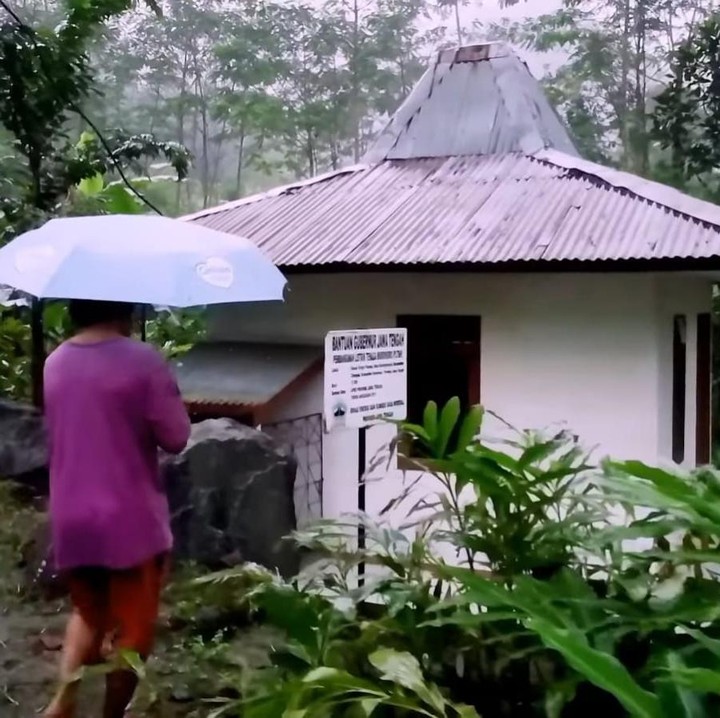 <p>Untuk aliran listrik, di kampung ini menggunakan turbin yang tersedia di sebuah pendopo. Sebagai informasi, turbin adalah sebuah mesin berputar yang mengambil energi dari aliran fluida. (Foto: YouTube Jejak Bang Ibra)</p>