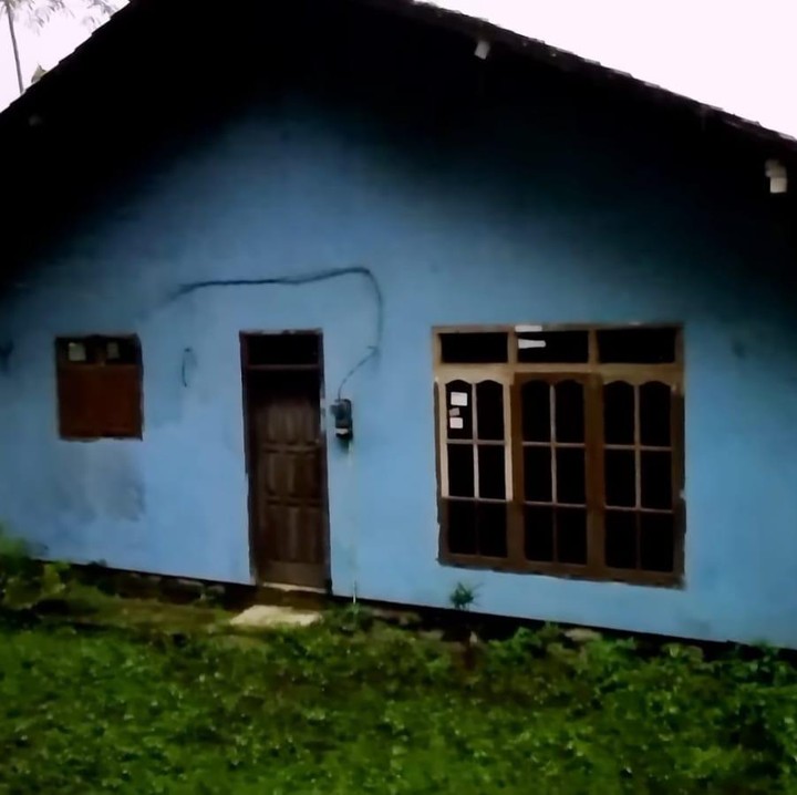 <p>Rumah cat biru yang berada di bawah kaki Gunung Slamet ini ternyata tidak ditempati oleh pemiliknya, Bunda. Akibatnya, rumah ini tampak terbengkalai. (Foto: YouTube Jejak Bang Ibra)</p>