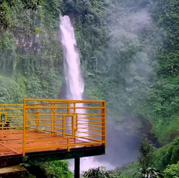 <p>Tak jauh dari kampung ini, ada curug yang bernama Curug Cipendok. Jika berkunjung ke desa ini, Bunda perlu jalan sejauh 500 meter untuk mengunjungi curug tersebut. (Foto: YouTube Jejak Bang Ibra)</p>