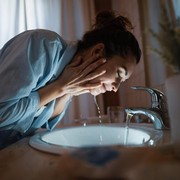 Cukup Sederhana, 4 Rutinitas Malam Ini Ternyata Bisa Membantu Redakan Overthinking, Termasuk Mandi Air Hangat!