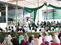 Relawan Ganjar Beri Bantuan Al-Quran ke Majelis Taklim di Batanghari