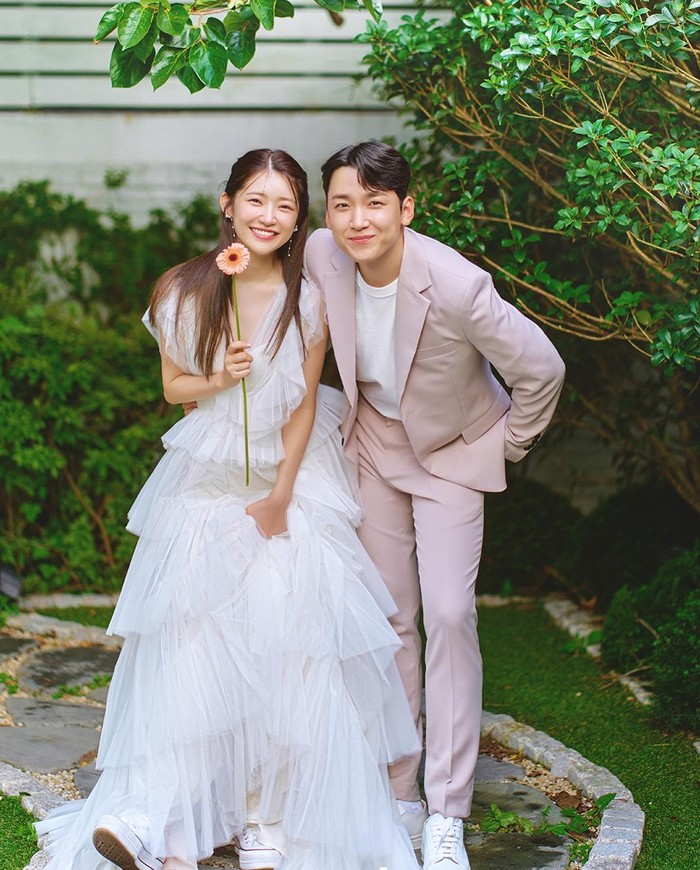 Sederhana namun tetap manis, aura kebahagiaan juga terpancarkan dengan gaya mereka yang lebih casual dalam foto satu ini./ Foto: soompi.com