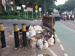 Sisa Material Galian Kabel Numpuk di Jalan Gatot Subroto Jaksel