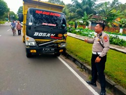 Siswi SMA Palangkaraya Terobos Lampu Merah Tewas Ditabrak Truk