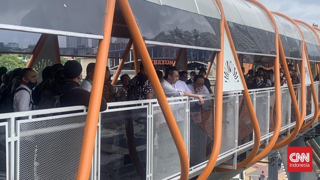 Jembatan skywalk Kebayoran Lama sempat goyang pada momen peresmian oleh Pj. Gubernur DKI Jakarta Heru Budi Hartono.