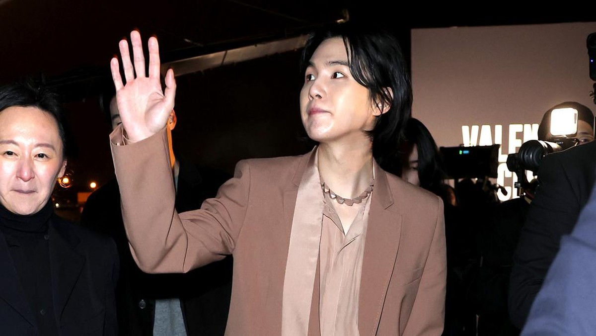 FOTO: Adu Pesona Suga dan Jimin di Paris Fashion Week