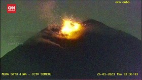 VIDEO: Gunung Semeru Lontarkan Guguran Lava Pijar Disertai Gemuruh