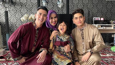 img-title 7 Potret Kedekatan Vania Anak Angkat Venna Melinda dengan 2 Kakaknya