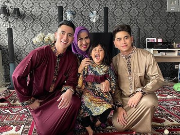 img-title 7 Potret Kedekatan Vania Anak Angkat Venna Melinda dengan 2 Kakaknya