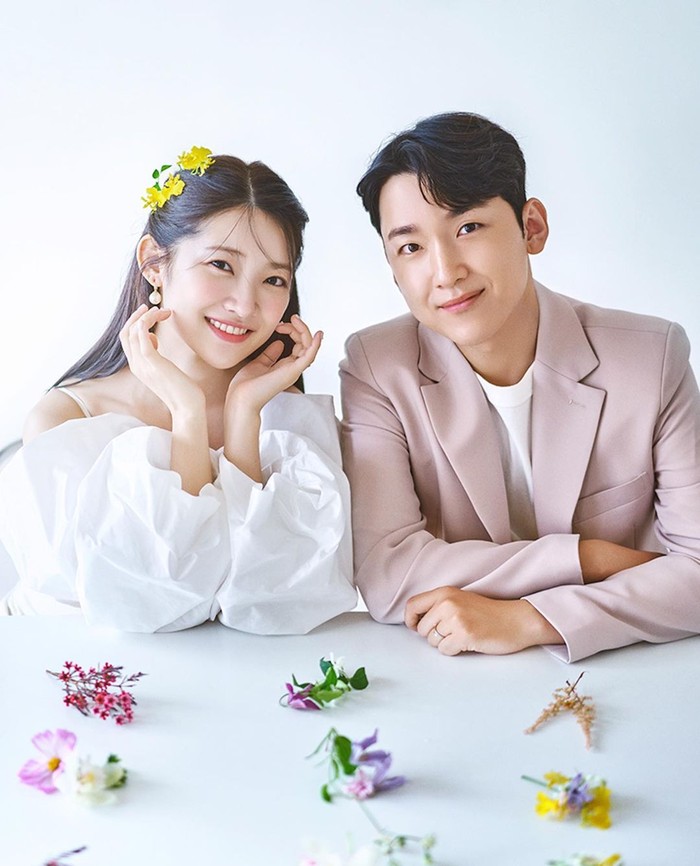 Yukika yang tahun ini akan berumur 30 tahun dan Minhyuk 31 tahun, di foto ini mereka justru terlihat seperti pasangan remaja yang sedang manis-manisnya. Beauties setuju kan?/ Foto: soompi.com