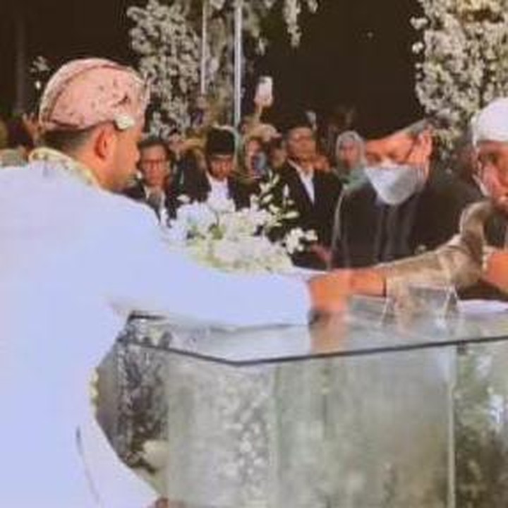 <p>Pada Sabtu (28/1/2023), Kiky Saputri resmi melepas masa lajangnya setelah M. Khairi mengucapkan ijab kabul di hadapan para saksi dan tamu undangan akad nikah. (Foto: Instagram@hestipurwadinata)</p>