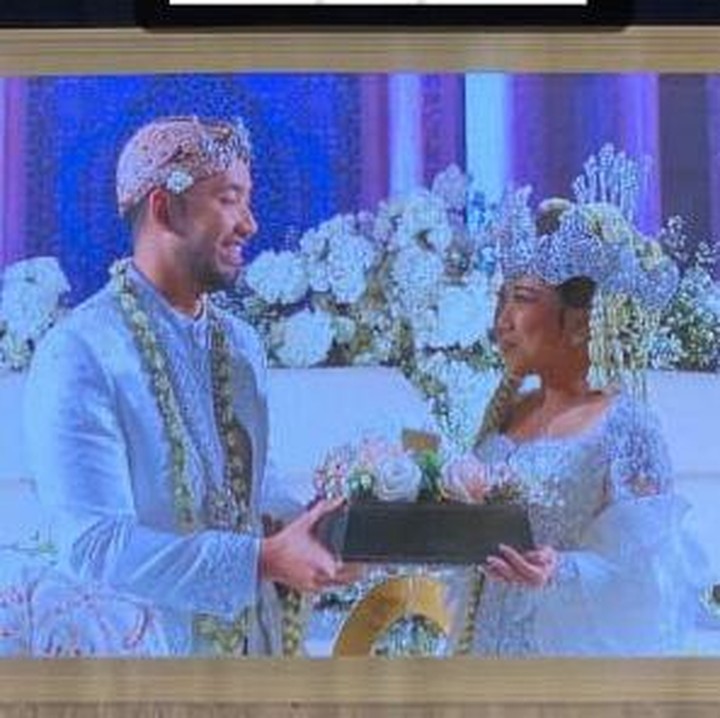 <p>Kiky dan M. Khairi diketahui saling mengenal satu sama lain melalui aplikasi kencan, Bunda. Aplikasi tersebut tak disangka pada akhirnya membawa dua sejoli ini ke pelaminan, Bunda. (Foto: Instagram@hestipurwadinata)</p>