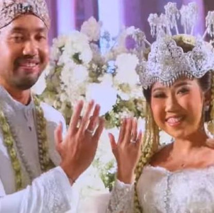 <p>Tak bisa menyembunyikan rasa bahagianya, pasangan suami istri yang satu ini pun tampak tersenyum lebar sambil memamerkan cincin pernikahan mereka. (Foto: Instagram@hestipurwadinata)</p>
