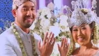 <p>Tak bisa menyembunyikan rasa bahagianya, pasangan suami istri yang satu ini pun tampak tersenyum lebar sambil memamerkan cincin pernikahan mereka. (Foto: Instagram@hestipurwadinata)</p>