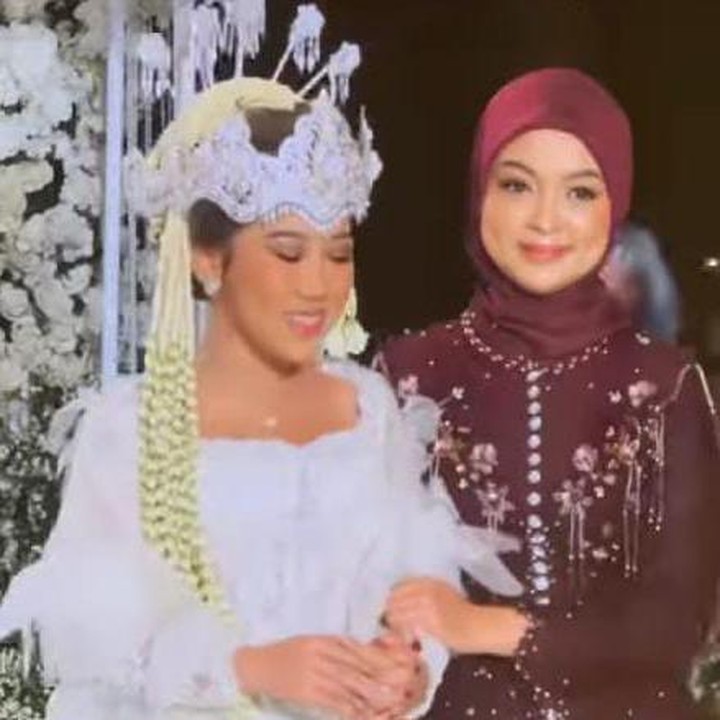 <p>Setelah dinyatakan telah sah menjadi suami istri, Kiky yang mengenakan Kebaya Merak Asih rancangan Didiet Maulana ini berjalan menghampiri sang suami didampingi oleh sahabatnya, Neneng Wulandari, Bunda. (Foto: Instagram@hestipurwadinata)</p>