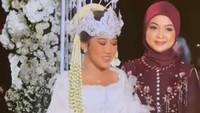 <p>Setelah dinyatakan telah sah menjadi suami istri, Kiky yang mengenakan Kebaya Merak Asih rancangan Didiet Maulana ini berjalan menghampiri sang suami didampingi oleh sahabatnya, Neneng Wulandari, Bunda. (Foto: Instagram@hestipurwadinata)</p>