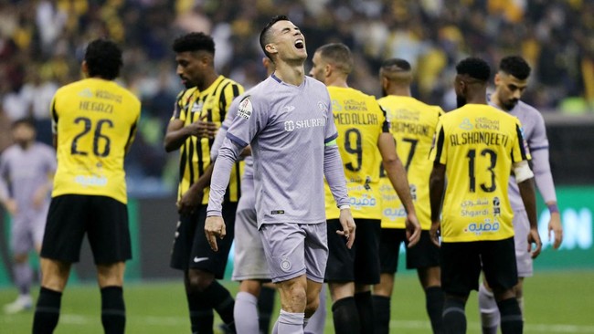 Cristiano Ronaldo memiliki kelakuan aneh di Al Nassr dengan memaksa bermain melawan Al Fateh di Liga Arab Saudi meski masih cedera.
