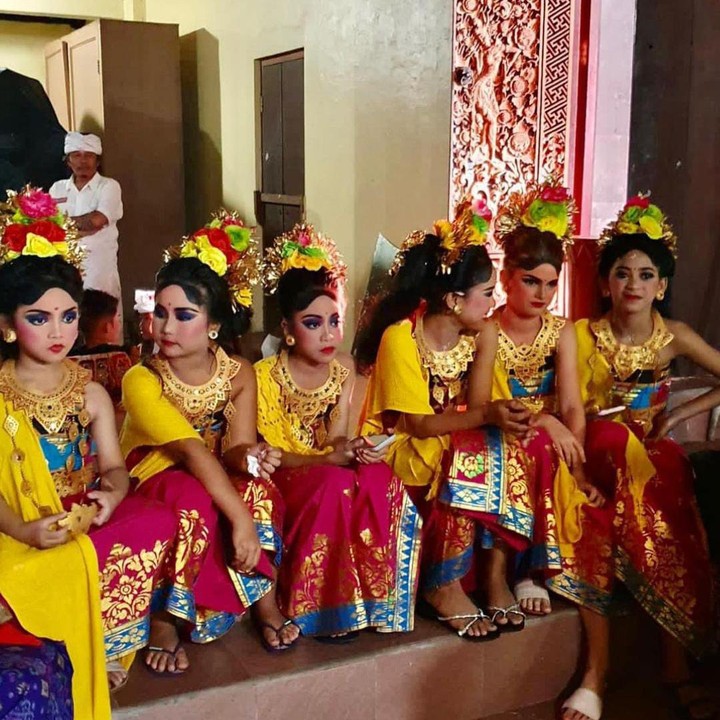 <p>Dalam potret tersebut, Bunda Happy mengungkapkan rasa bangganya melihat putrinya itu. "Hati saya bungah saat melihat Sri Kinandari pertama kalinya ngayah menari dalam kegiatan adat sang Ayahanda," tulisnya. (Foto: Instagram@happysalma)</p>