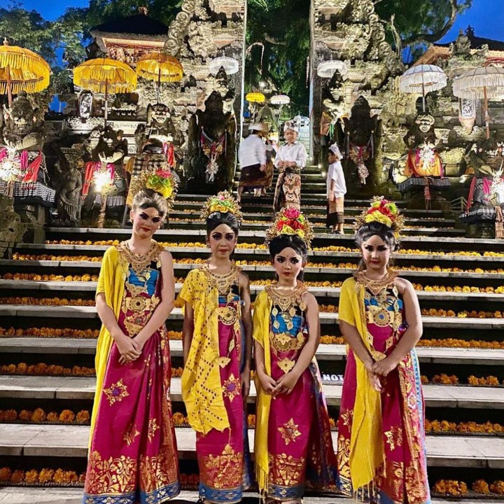 <p>Sebagai informasi, ngayah (gotong-royong) adalah sebuah kearifan lokal yang ada, tumbuh dan berkembang di Bali. Bunda Happy menjelaskan bahwa ngayah adalah bekerja dengan tulus ikhlas tanpa mendapatkan imbalan secara material. (Foto: Instagram@happysalma)</p>