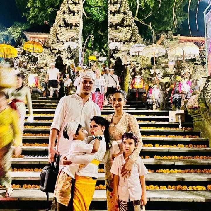 <p>Happy dan sang suami diketahui juga akan terus mengenalkan adat istiadat dan budaya tradisional dari leluhur kepada anak-anaknya sebagai ilmu dalam menjalani kehidupan, Bunda. (Foto: Instagram@happysalma)</p>