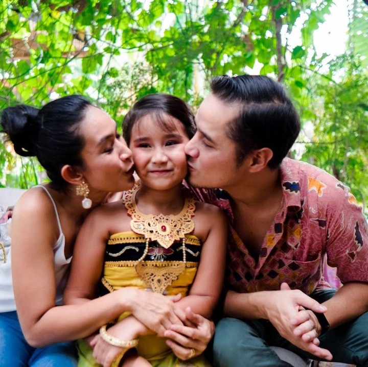 <p>Sementara itu, Bunda Happy juga menjelaskan bahwa ia terharu karena Kinandari dengan senang hati ingin tampil di acara tersebut. "Saya terharu. Bagaimana tidak...karena Kina melakukannya dengan penuh suka cita. Meskipun Kina Sadar bahwa ia belum sepandai teman-temannya yang telah lebih dulu belajar menari," ungkapnya. (Foto: Instagram@happysalma)</p>