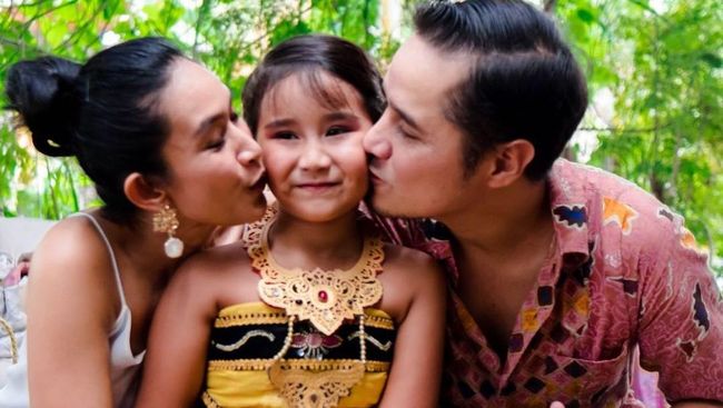 Potret Cantiknya Kinandari Anak Happy Salma Menari Bali, Sang Bunda Terharu