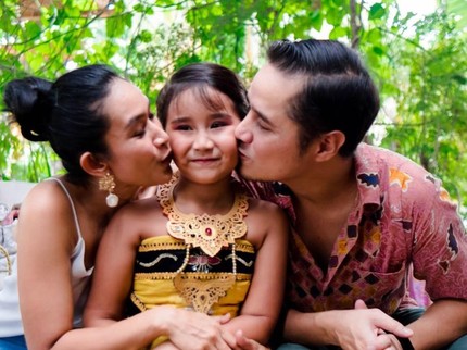 Potret Cantiknya Kinandari Anak Happy Salma Menari Bali, Sang Bunda Terharu