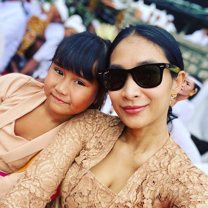 <p>Tjokorda Sri Kinandari Kerthyasa atau yang akrab disapa Kinandari adalah anak sulung Happy Salma dan Tjokorda Bagus Dwi Santana Kertayasa. Belum lama ini, Kinandari membuat sang Bunda terharu karena melihatnya tampil pertama kali di acara adat sang ayah. (Foto: Instagram@happysalma)</p>
