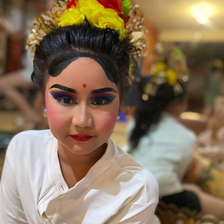 <p>Hal ini pun diungkapkan langsung melalui Instagram pribadi Happy Salma, Bunda. Wanita 43 tahun itu mengunggah beberapa potret Kinandari yang akan tampil menari Bali. (Foto: Instagram@happysalma)</p>