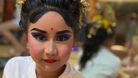 <p>Hal ini pun diungkapkan langsung melalui Instagram pribadi Happy Salma, Bunda. Wanita 43 tahun itu mengunggah beberapa potret Kinandari yang akan tampil menari Bali. (Foto: Instagram@happysalma)</p>