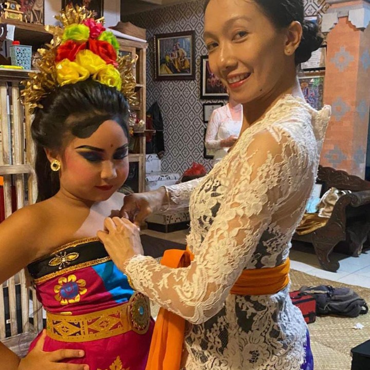 <p>Tampil cantik dan memesona mengenakan pakaian tradisional asal Bali. Bunda Happy tak melewatkan satu pun persiapan putrinya yang akan tampil di depan umum, Bunda. (Foto: Instagram@happysalma)</p>