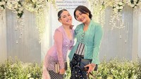 <p>Ayu Ting Ting dan Hesti Purwadinata diketahui menghadiri acara akad nikah sahabatnya, Kiky Saputri, yang berlangsung di The Tribrata Darmawangsa, Jakarta, Sabtu (28/1/2023). Penampilan mereka yang tampak cantik dan anggun dengan kebaya menjadi sorotan publik. (Foto: Instagram@ayutingting92)</p>